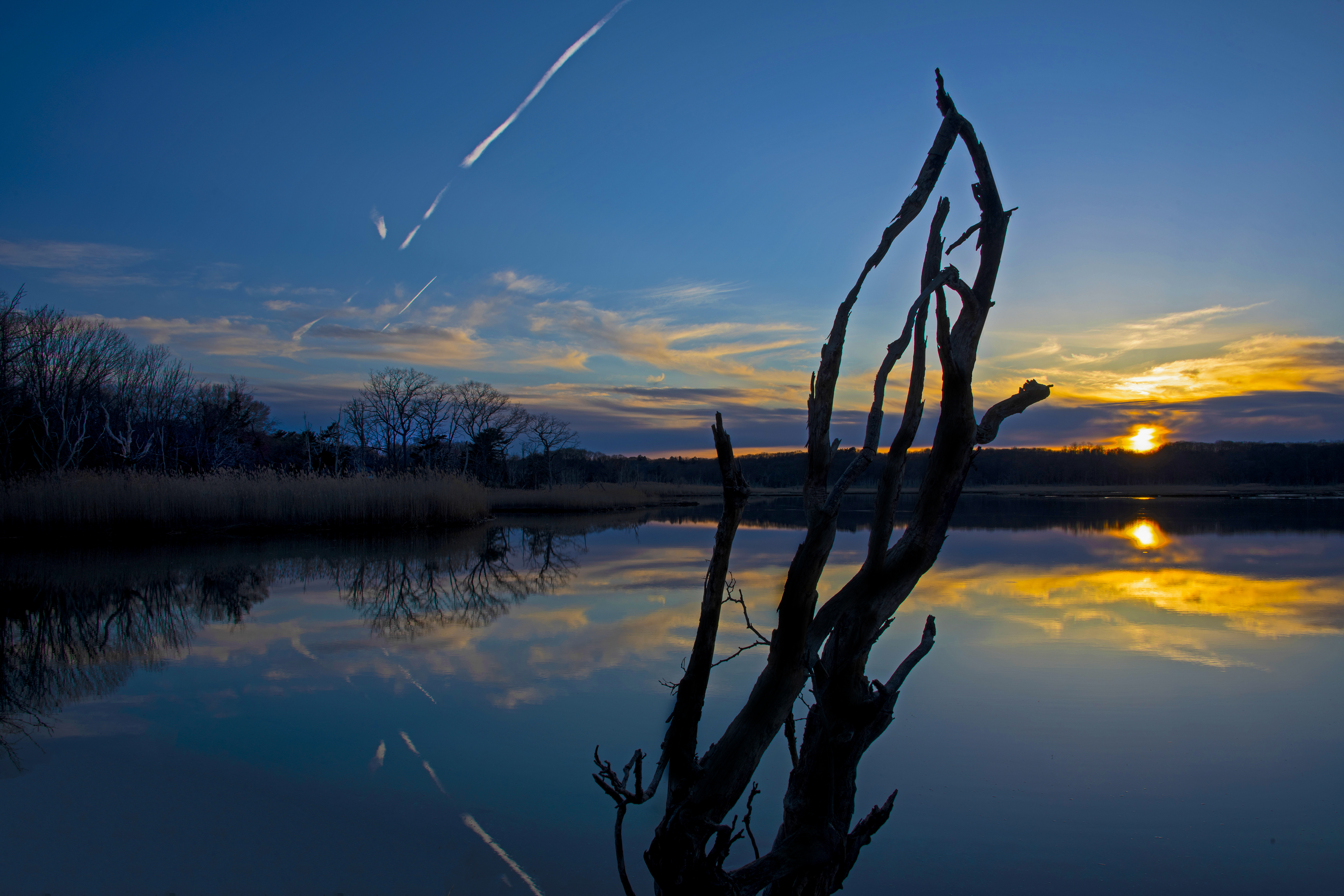 sunken-meadow-sunset-with-contrails_8507114