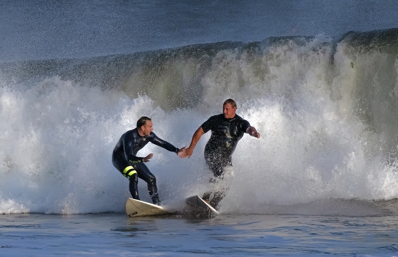 2-surfers-almost-colide